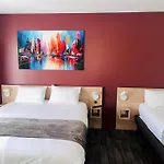 Wood Bordeaux Aeroport Hotel 2*