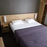 Wood Bordeaux Aeroport 2*