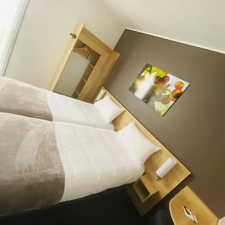 Wood Bordeaux Aeroport 2*