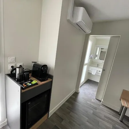 Wood Bordeaux Aeroport Hotel 2*