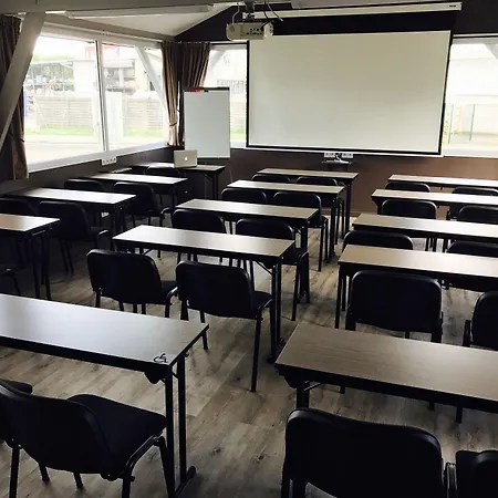 Wood Bordeaux Aeroport 2*