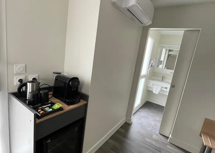 Wood Bordeaux Aeroport Hotel 2*