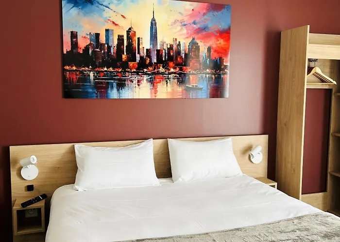 Wood Bordeaux Aeroport Hotel 2*