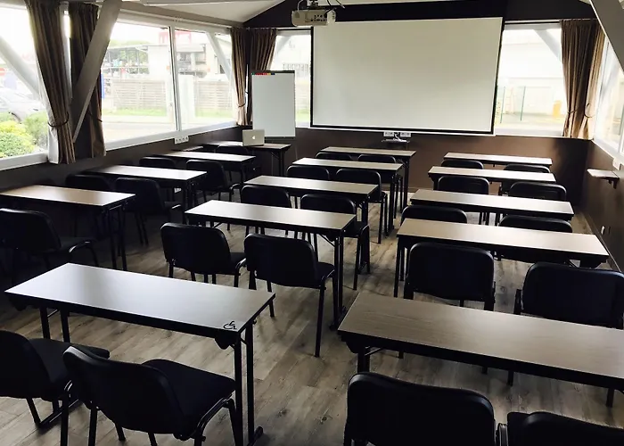 Wood Bordeaux Aeroport 2*