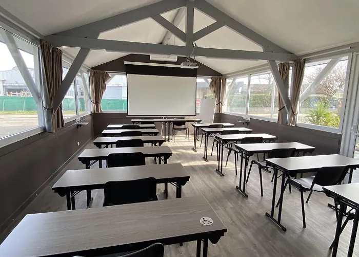 Wood Bordeaux Aeroport 2*